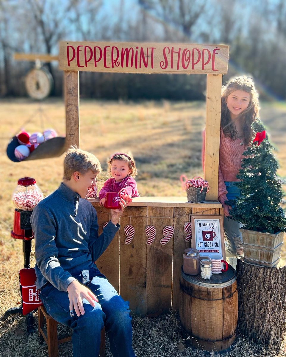 SharonGibala's tweet photo. Feeling pretty fortunate this holiday season ❤️ 🌲 ⭐️ 🎁 https://t.co/Y0aXm6NhNW