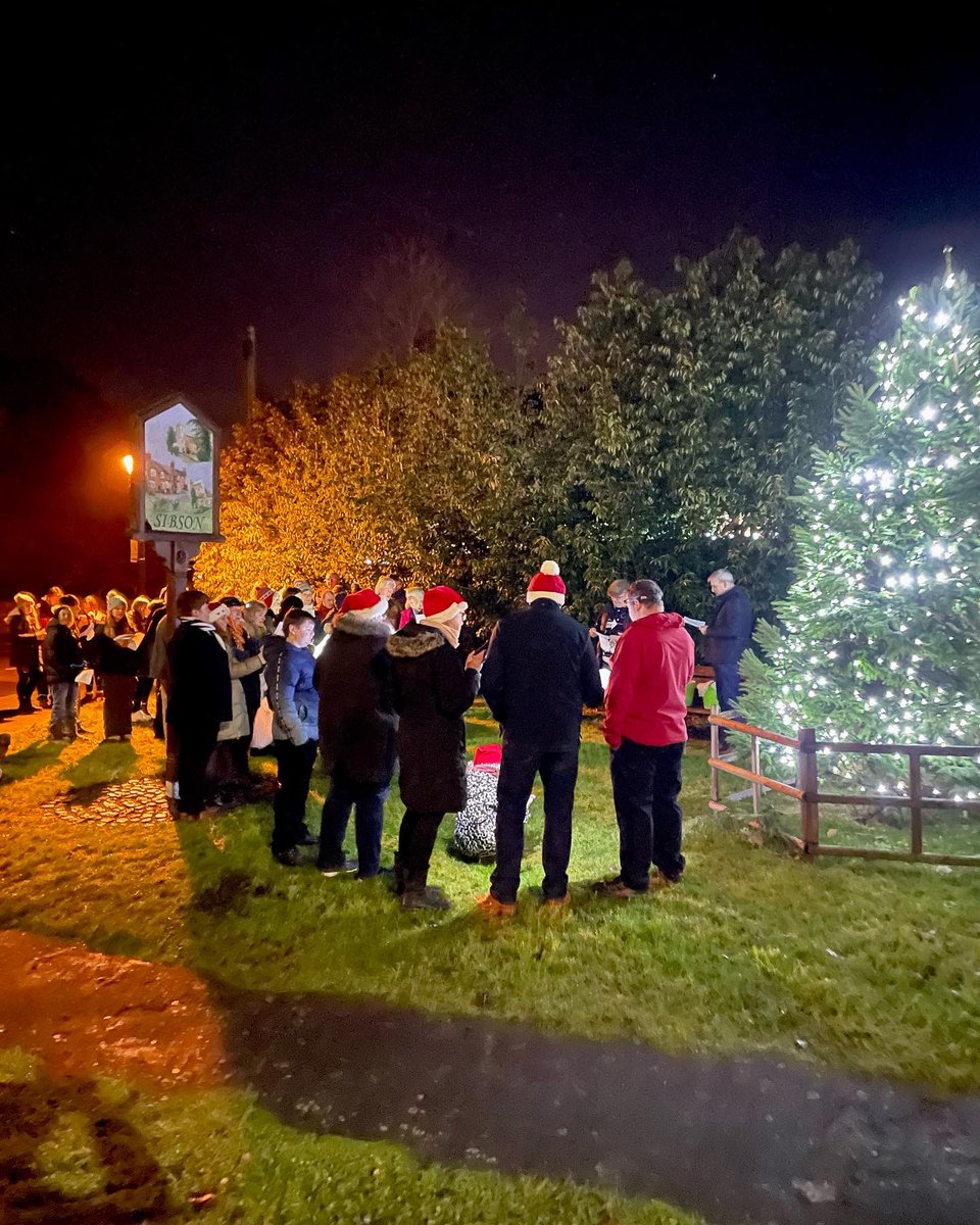 JonCollett's tweet photo. Happy Christmas from Sibson! 🎄🧑‍🎄🔔

#Carolsbythetree

#thecockinn https://t.co/BPkMSxjkHD