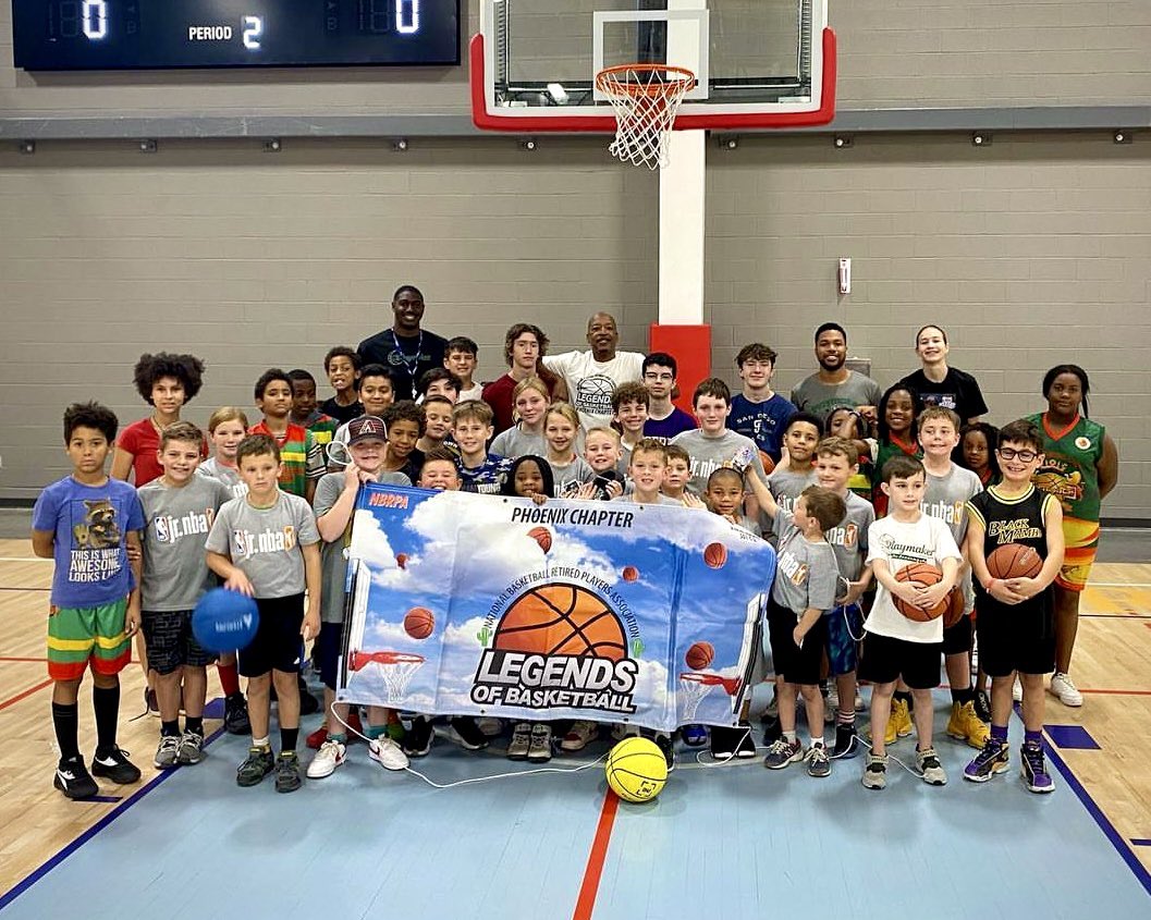 In the spirit of the giving season, the @NBAalumni Phoenix Chapter teamed up with Legacy Sports USA Basketball Camps to work with future Legends and provide them with gifts, prizes, and holiday cheer!

#LegendsCare