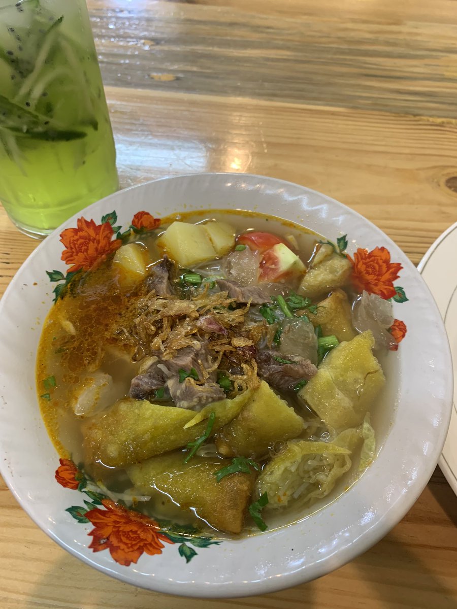 kayuaa1's tweet photo. Setelah dari jungle jangan lupa beli 🍲Soto Mie Kuning Bu Mai, karena endul banget! Apalagi ada es kuwud khas bali nya🥹😘 walaupun di maps aku sempet salah resto, karena aku awalnya mau ke resto lain tapi ternyata non halal. 🤣🤯 https://t.co/R6yxXxS0yW