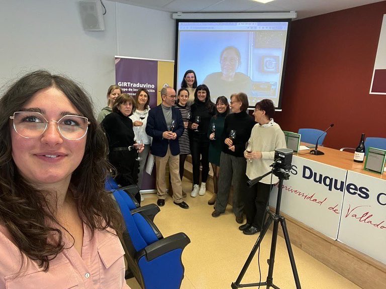 ¡Os deseamos una feliz Nochebuena! Nosotros hemos celebrado la presentación del libro ENOTRADULENGUA y la navidad con el vino 12 Linajes de <a href="/Hispanobodegas/">Hispanobodegas</a> 
#libro #navidad #nochebuena #vino #12linajes #presentación #lenguadelavidyelvino