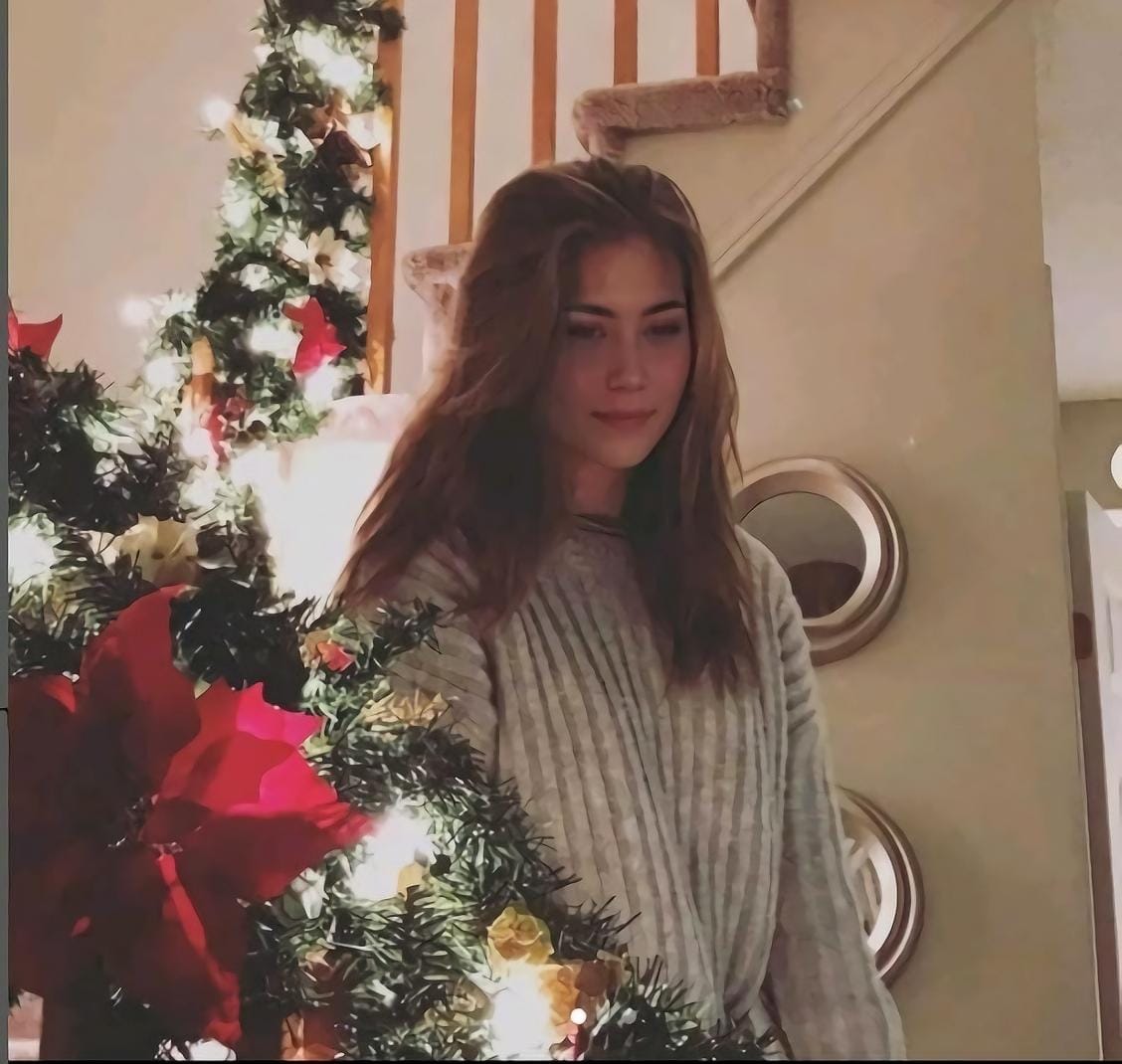 BellaConnar's tweet image. I hope you all are enjoying a great Christmas eve. Happy Holidays y'all. &amp;lt;3

#graphicsdesigner #christmas #logodesigner #smallstreamer #streamer #trending #follow #decoration #logodesign #graphicdesign #animation #webdesign #emotes #subbadges