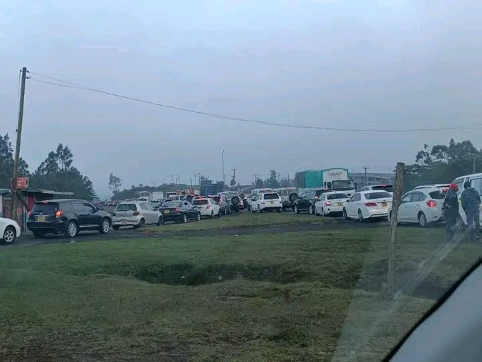 africaupdates's tweet photo. The chaos on Kenya🇰🇪's major Intra County highways🛣️ from its capital city Nairobi this holiday week, shows why Kenya's most important highways especially the Mombasa to Malaba (Uganda🇺🇬 border) highway that serves several countries should be expanded and dualized urgently. https://t.co/T99Kvz4ncn