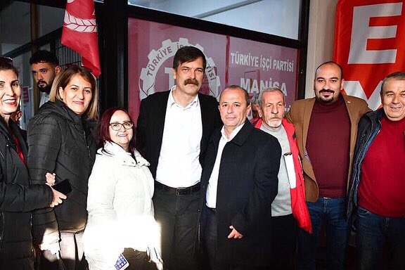Kurtuluş yok tek başına ya hep beraber ya hiç birimiz. 
Erkan Baş Türkiye İşçi Partisi Genel başkanı ve İstanbul Milletvekili. Manisa İl Başkanlığı Lokalının açılışına katıldık. İlçe Başkanımız Hakan Gürtunca, Yunus Emre İlçe Başkanımız Yalçın Arcak, yönetimdeki arkadaşlarımız.