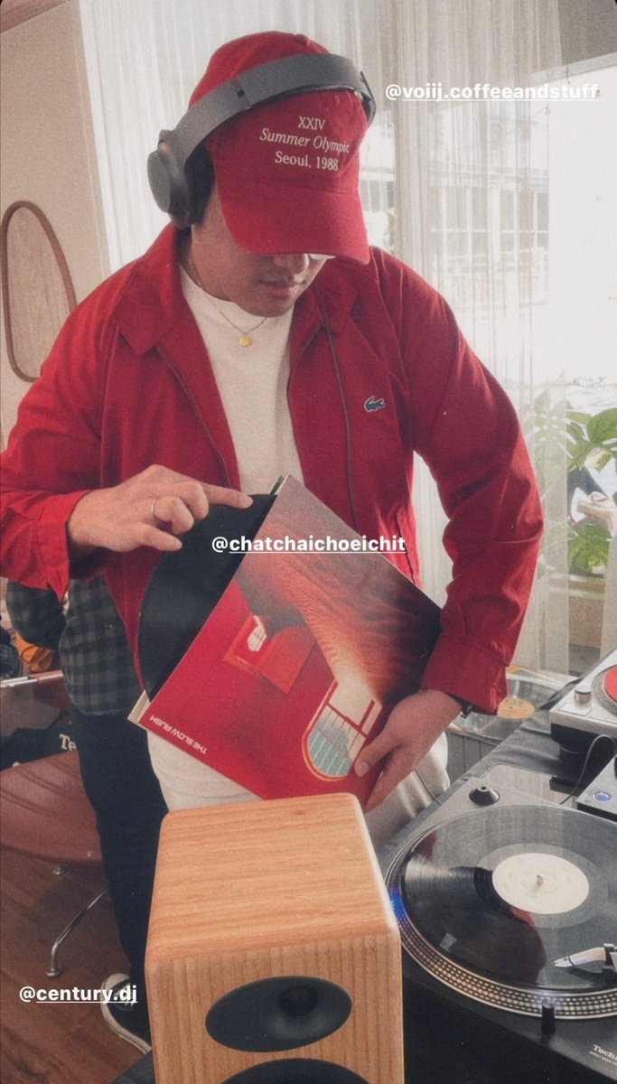 jrvoyage's tweet photo. ร้านแผ่นเสียง @recordrecordth มาจัดอีเว้นท์ที่ร้าน คือยอมใจดีเจและคนถ่ายสตอรี่มาก ร้านฉันที่พยายามเท่าไหนก็หลุดจากความเด็กน้อยไม่ได้ เท่ห์เฉย อยู่ๆ ก็เท่ห์เลย ง๊ง #voiijwintermarket #voiij #recordrecordth https://t.co/CBtgGD4o1Y
