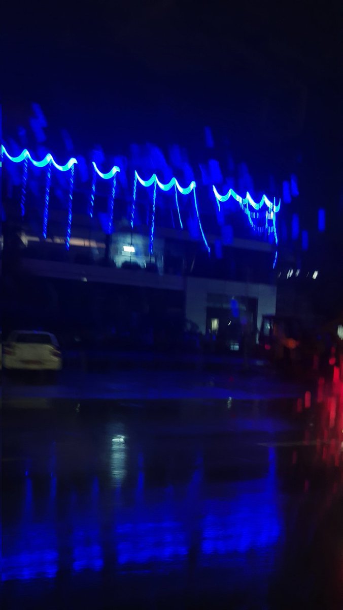 Madhumathi_Inks's tweet photo. When light plays with the rain...
The rain blooms as art... 😇
#ChennaiRains #Rain #Chennai #Photography #RainPhotography #Pluviophile #reflections #LanguageOfColors https://t.co/sw3msyAZyF