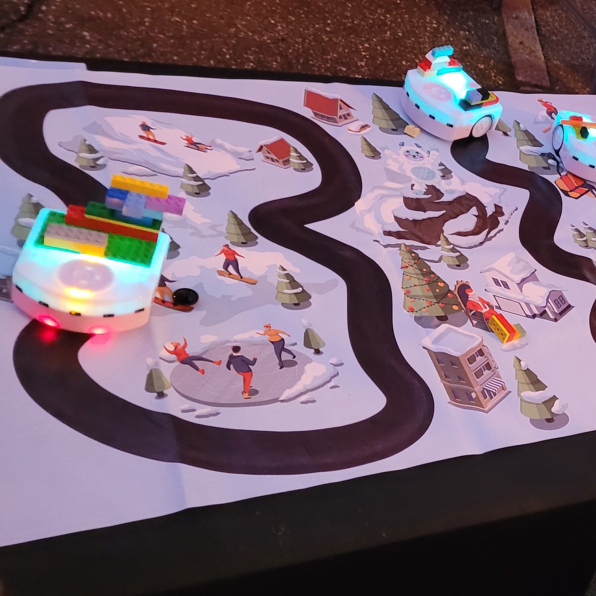 A la veille de Noël, quel plaisir de retrouver nos robots préférés au pied des pistes de Ski à La Plagne @Montchavin pour le grand plaisir des enfants et des familles ! Ateliers organisés par notre partenaire de longue date Tifenn Tresallet <a href="/akuapeli/">Akuapéli</a> 👏.
Joyeuses fêtes à tous🎄!