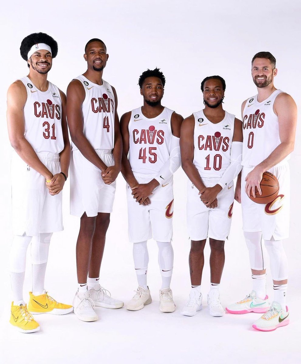 RealJarretAllen's tweet photo. When asked what is played mostly in the cavs locker room to hype them up, the whole team emphatically started blurting out #kpop names like #BTS #BLACKPINK #TWICE #EXO and #RedVelvet
#NBA #NBAAllStar #votenba #Jungkook #JENNIE #MOMO #BAEKHYUN #WENDY https://t.co/YkcDqRqBxc