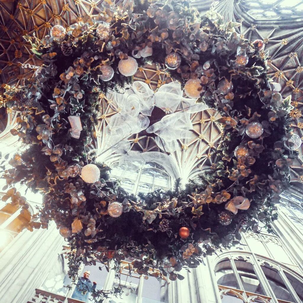 Just a few hours to go! ☺️☺️ Found this gorgeous Christmas wreath in @gloucestercathedral - lovely. Wishing peace and joy to everyone this Christmas!

#glshooters #igersglos #gloucester #visitgloucester #gloucestershiregems #christmas #wreath instagr.am/p/Cmj1lpRtm-1/
