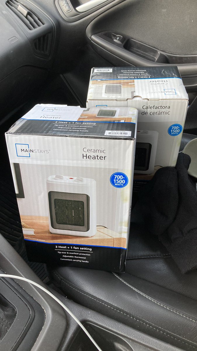 Knapsack's tweet photo. Well, I can now say I’ve been to a Walmart on Christmas Eve afternoon. #BoxChecked https://t.co/J3gxV8CrbW