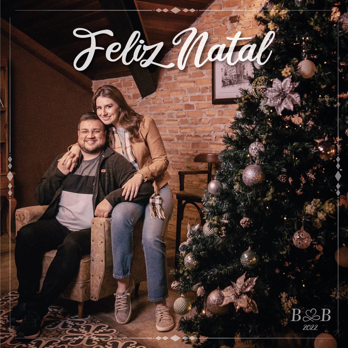 bruno_marcal's tweet photo. Desejamos um Natal repleto de Paz e que o Amor de Cristo habite em todos nós! @BrunaBoianoski https://t.co/J5xYoMXHkj