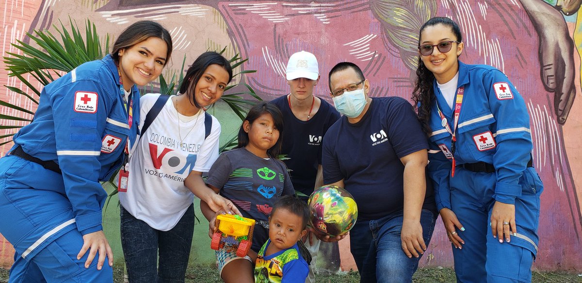 OSCARRENERINCON's tweet photo. Entrega de regalos de navidad organizada por @VozdeAmerica y @USAGMgov en en el parque Lineal de #Cúcuta a niños migrantes de #Venezuela con #NorteStereoFM 
@IscarBlanco 
@cruzrojands https://t.co/FHxiv93dR1