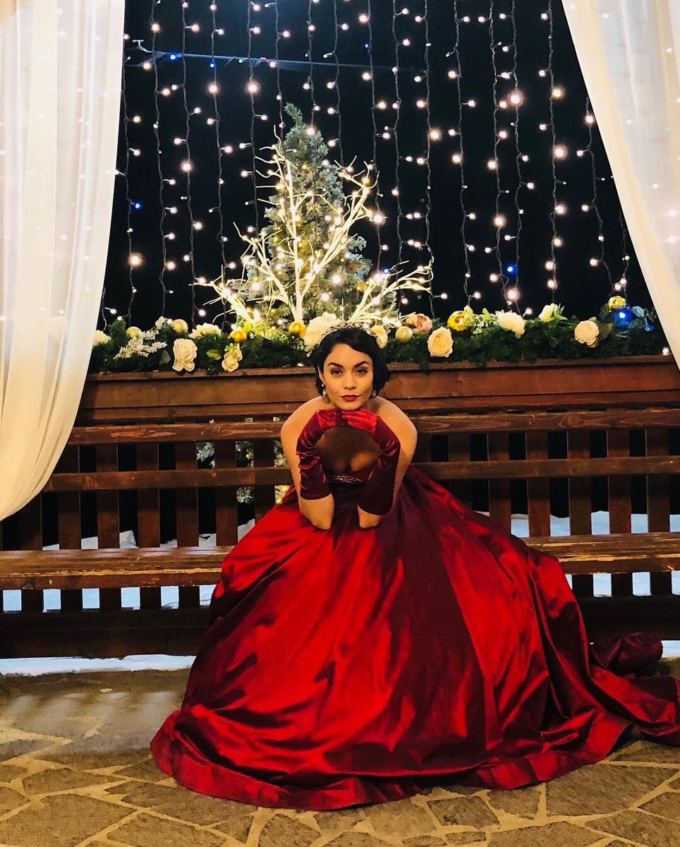Vanessa Hudgens Brasil • FanAccount on Twitter: "Merry Switchmas! 🎄"