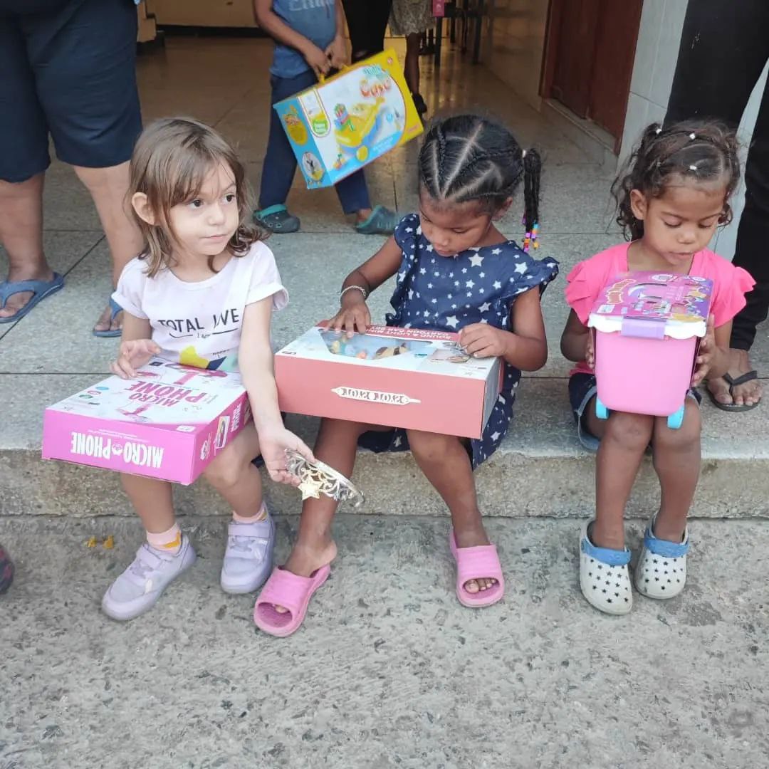 RT <a href="/AlexanderNebre2/">Alexander Nebreda</a>: Este #24Dic visité la Escuela de Grumetes de Catia La Mar, en el estado La Guaira, para hacer entrega de juguetes y llevar felicidad a los niños y niñas que se encuentra allí temporalmente. #NavidadEnFamilia