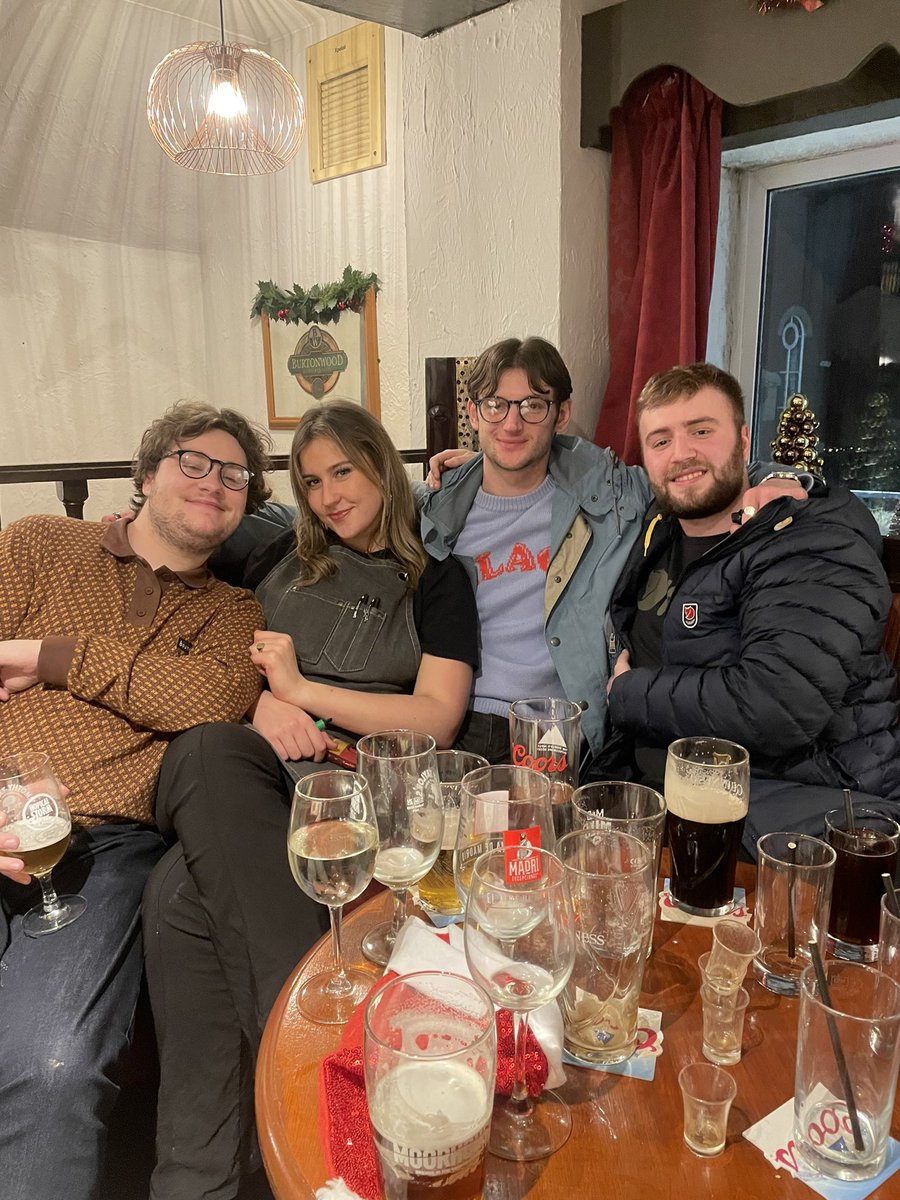 CharlieGosling8's tweet photo. Friends at Christmas https://t.co/q2JeRrrvgE