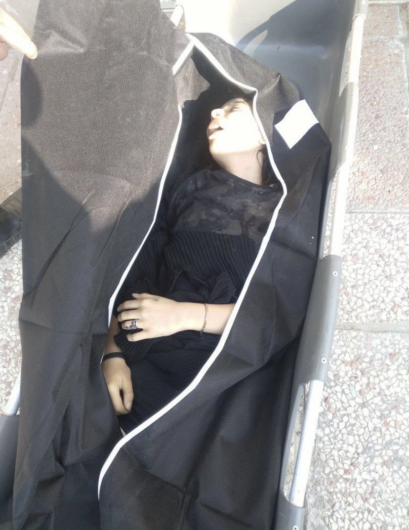 این دختر نه فلسطینی بود نه سوری نه لبنانی نه عراقی نه ونزوئلایی 
این دختر فقط یه دختره ایرانیه.
عادت دارن پاهای همه کسایی که میخاد بگن خودکشی کرده رو اینجوری‌جم کنن ؟ عکسی ک از نیکا پخش کردن رو که یادتونه !
#مهسا_امینی