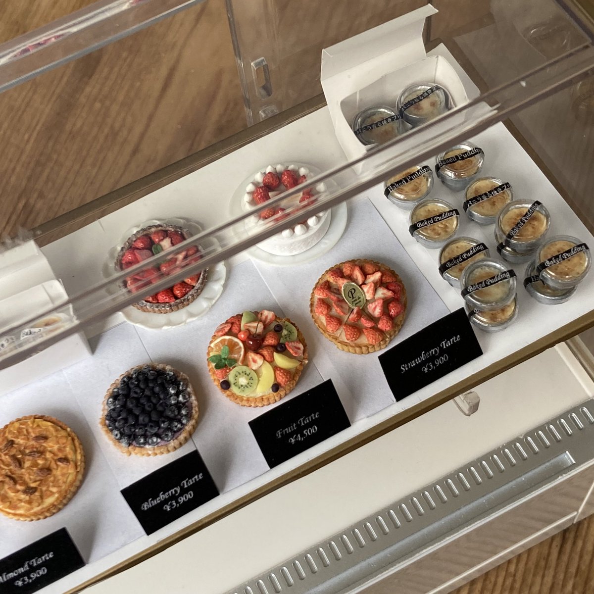 #ミニチュア
#miniature
久しぶりの投稿です
右端は大好きな焼きプリンです🍮