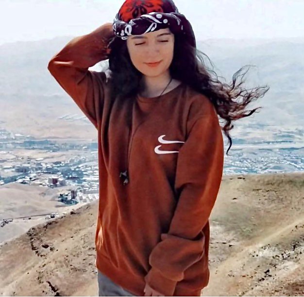 Dit is #Kimia_Wahabifar (21), een student industriële techniek aan de universiteit v Koerdistan.
Ze werd vorige week gearresteerd in Sanandaj, Koerdistan, W-#Iran door repressietroepen v het regime.
Er is geen informatie over haar lot.
Haar leven is in gevaar.
Wees svp haar stem.