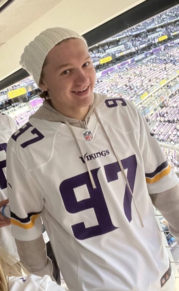 10k_Takes's tweet photo. Oh my god 😍 #skol #mnwild https://t.co/N9IHiQuOzc