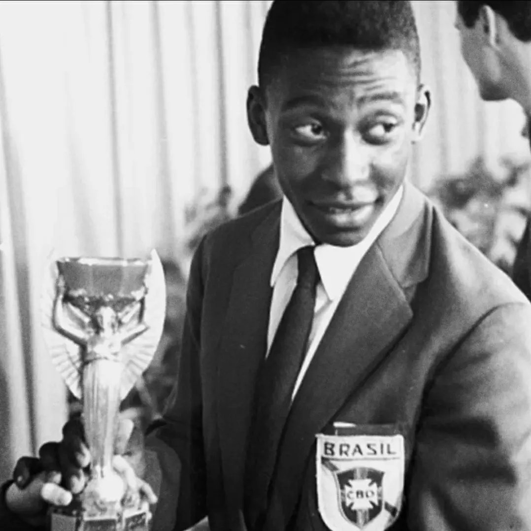 Sabe os grandes lances d craques de hoje? Esse cara fez antes. Garrincha fazia também? Ok, tanto que Brasil c/ ambos nunca perdeu. #Pelé aprendeu c/ mestres e seu mérito é ter se tornado o maior de todos: O Rei
Gratidão por ter feito tanto pela autoestima dos brasileiros
#futebol