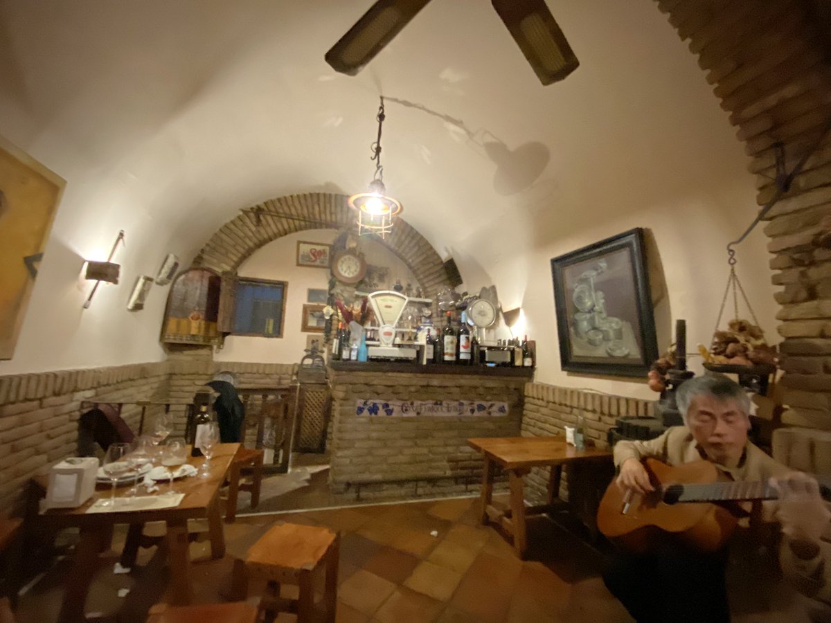 Hay que ir más a #casaenrique #Granada grandes vinos y chacinas. Y música