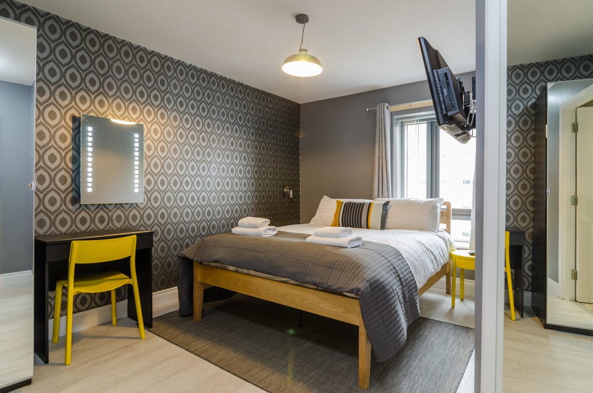 ⭐Deluxe Citygate Apartment⭐ with an amazing Belfast mural 😍

✅Amazing 2 bedroom, 2 bathroom apartment
✅Sleeps 6
✅Unbeatable location
✅Secure underground car parking
✅High Speed WiFi
✅Free Netflix

See the rest of the photos and rates here bit.ly/2PyXNPt