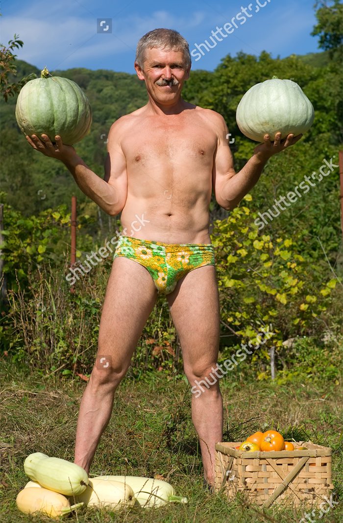 VinceJonk's tweet photo. Wanneer sta je nou half naakt met 2 pompoenen in je hand? Precies, weer een levenservaring rijker. https://t.co/cyUbCWWXNz