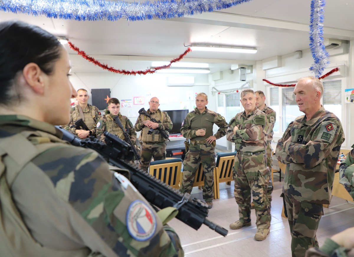 armees_zone_sud's tweet image. Chaque année à Noël, l’OGZDS Sud se rend auprès des soldats mobilisés en opération sur le territoire national. Le général Facon a réalisé une patrouille avec les soldats de l’opération #Sentinelle engagés sur Marseille qui poursuivent leur mission de protection durant les fêtes.