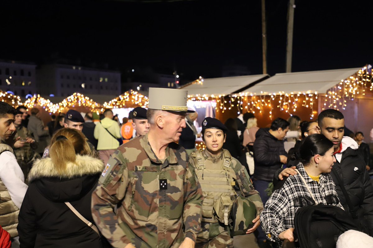 armees_zone_sud's tweet image. Chaque année à Noël, l’OGZDS Sud se rend auprès des soldats mobilisés en opération sur le territoire national. Le général Facon a réalisé une patrouille avec les soldats de l’opération #Sentinelle engagés sur Marseille qui poursuivent leur mission de protection durant les fêtes.