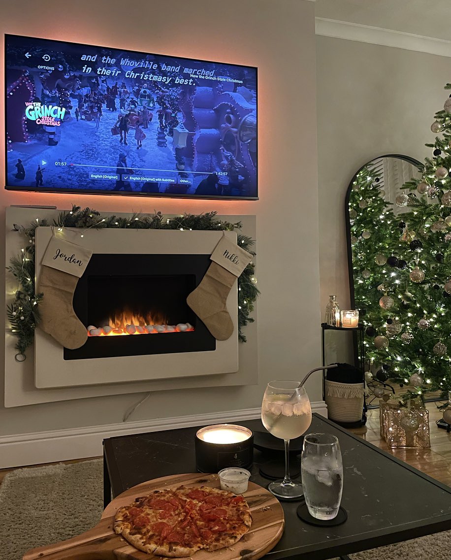 NikkiMcNeil1's tweet photo. First Christmas in our home 🎄♥️ https://t.co/D0nupSEUWa