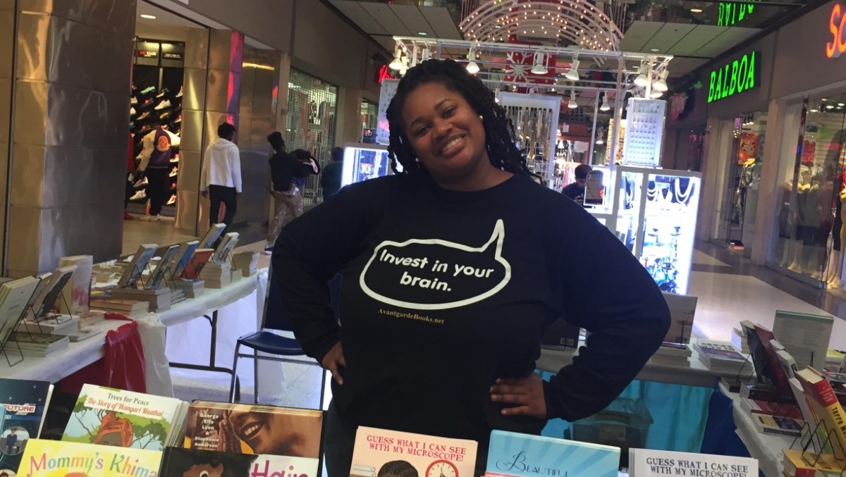 Avant_GardeBks's tweet photo. 🎉Holiday Shoppers, we are here for you! 🎁🎁🎁Come see us today at our new location in the Mall West End! 😊 #BooksArePerfectGifts 📚📚📚📚https://t.co/vuYNxwXB9O https://t.co/jMN8aUREJD