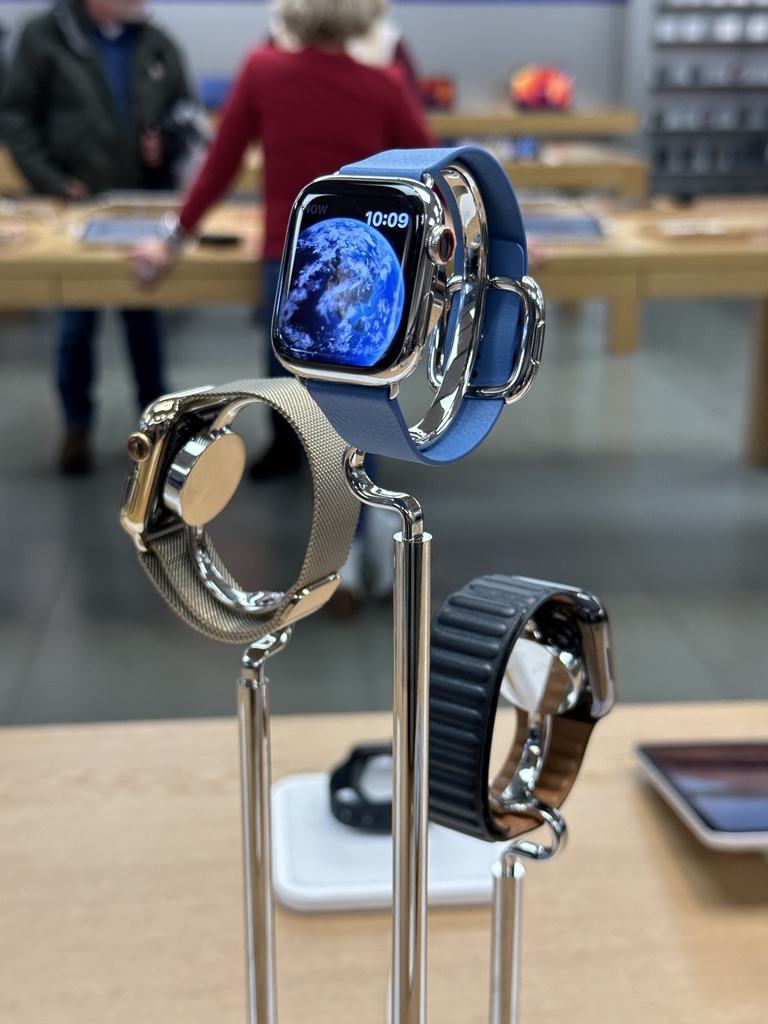 Sam Kohl on Twitter "Apple Watch displays in stores are so satisfying