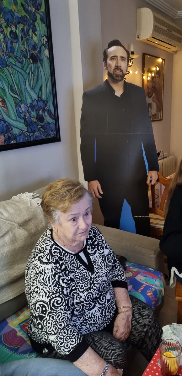 EvilAFM's tweet image. Mi abuela no entiende porque he llevado a Nicolás a cenar.