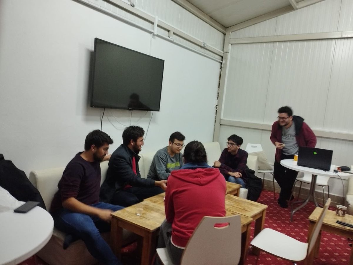 agd_iuedb's tweet photo. Fen edebiyat fakültesi teşkilatı olarak Özel Hüdayi Dersaadet Eyüp Sultan yurdundaki kardeşlerimizi ziyaret ettik. https://t.co/1FRTo8gWXJ