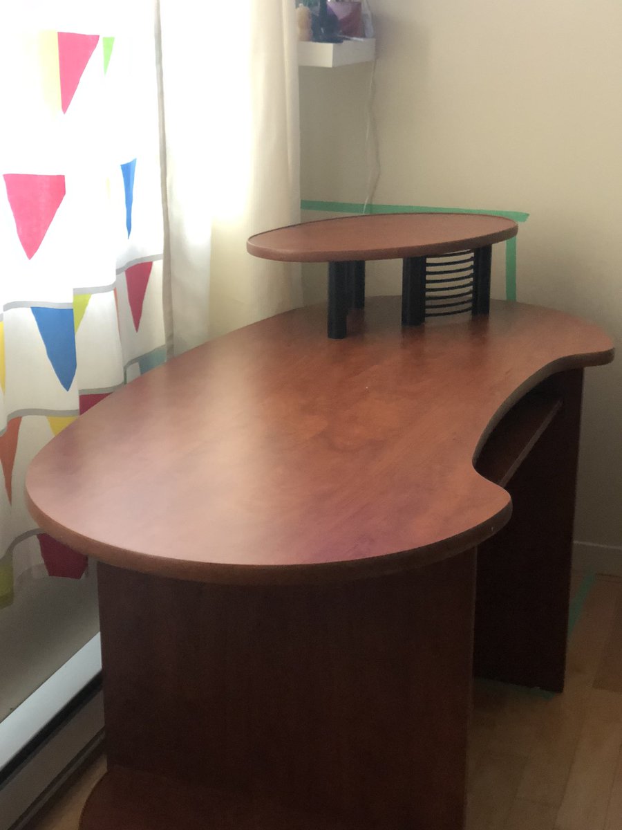 NeiTweet's tweet photo. bye old desk i loved you https://t.co/6S3rvnVdWY