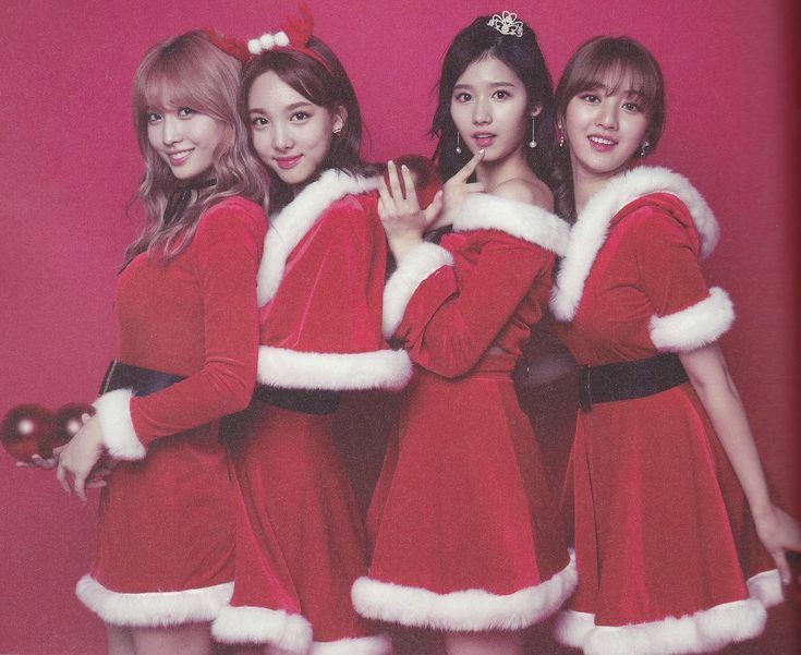 0922I229's tweet photo. ❤️💚🎄
#SANA #NAYEON #MOMO #JIHYO #TWICE https://t.co/NJkoFrDvP6