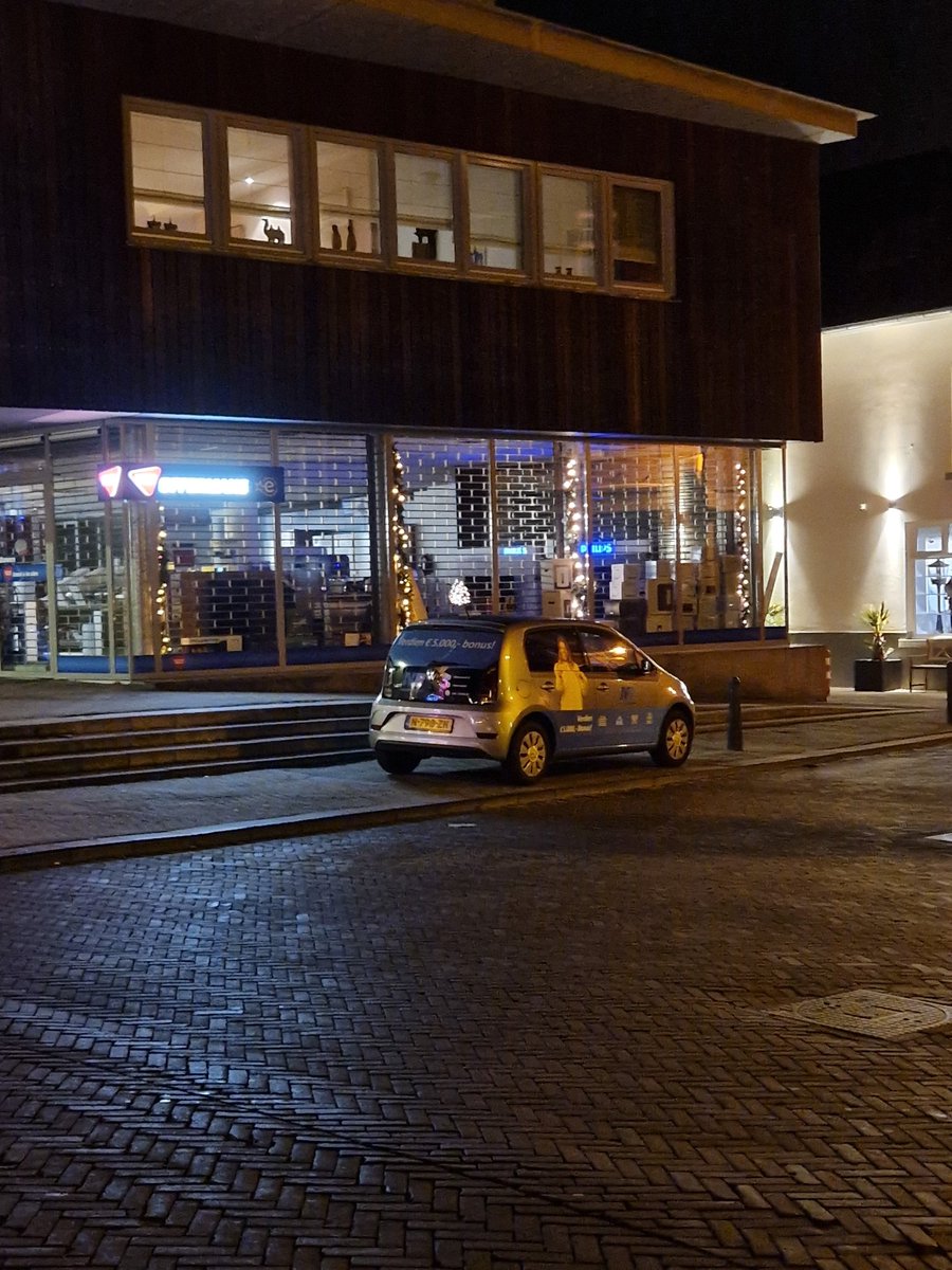 Hey <a href="/GemMeerssen/">Gemeente Meerssen</a> waar kan ik zo een vergunning aanvragen? Staat hier al weken??? Elke avond?
#zeiktweetopkerstavond maar wel irritant.... en gewoon voor t gemeentehuis #ikhadallangeenboetegehad