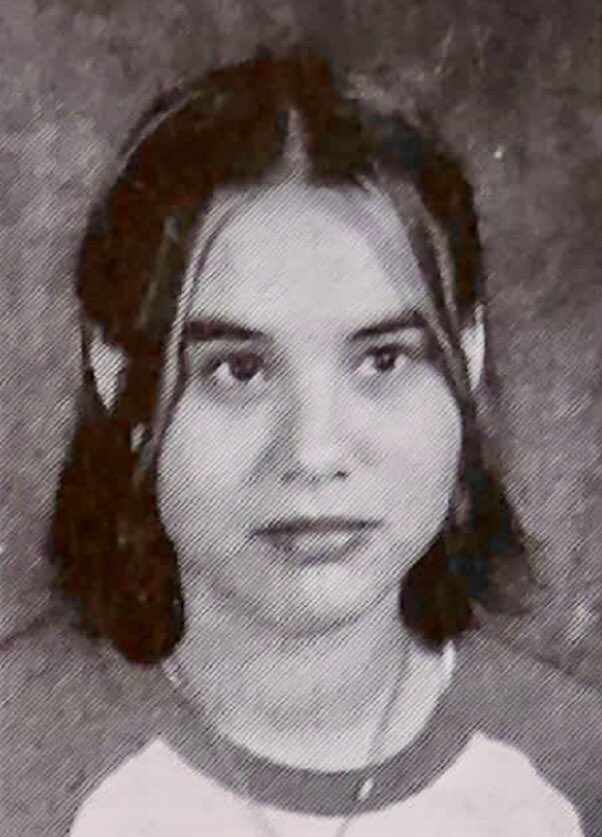 kodankolous's tweet photo. @podlem I had “the Ann” in 1998 (8th grade). #ledompod #podledom #chunkyhighlights #90sfashion https://t.co/DR9nq3bMo2
