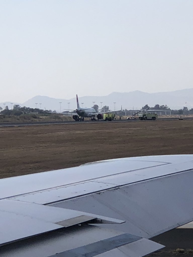 drewbaker09's tweet photo. #Volaris flight had a mechanical failure in takeoff https://t.co/0svnJb009d