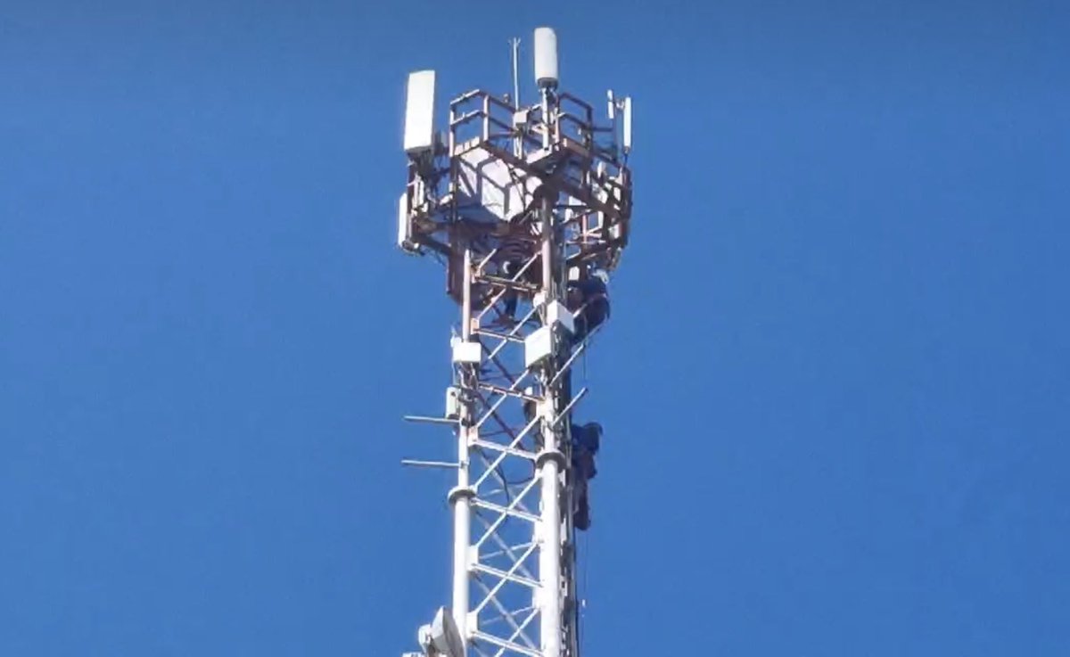 Unidad de Rescate Agreste de <a href="/BomberosCanete/">Cuerpo de Bomberos Cañete</a> trabajando en rescate de persona de torre de telefonía celular en el centro de Cañete.