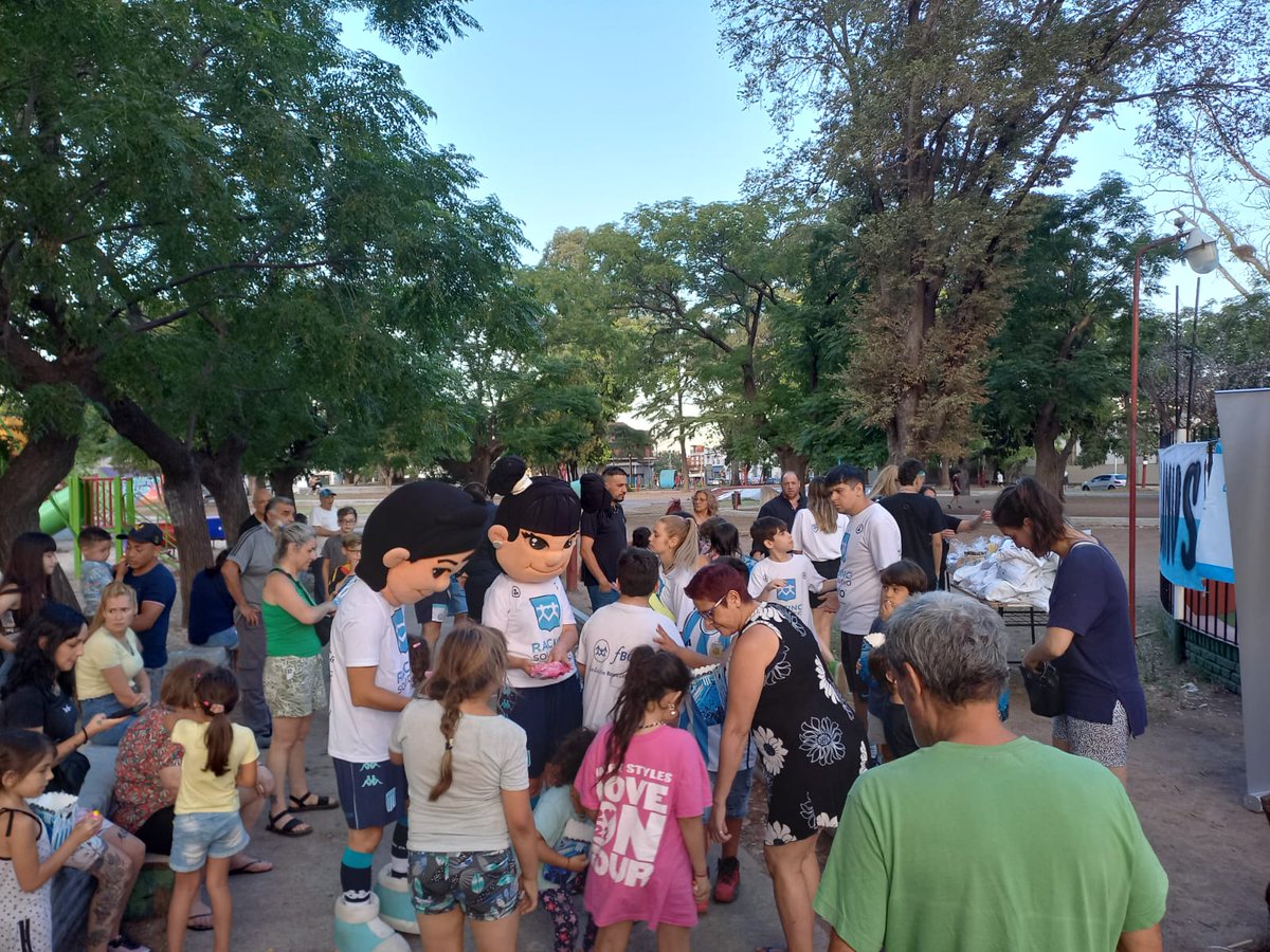 FilialLanusRC's tweet photo. Realizamos la tradicional fiesta en la plaza villa obrera de Lanús con los chicos del barrio, hermosa tarde compartida. Gracias Gustavo y flia, a los socios que compraron la rifa de la camiseta gracias @racingsolidario @FundacionMolina  @FilialesRacing https://t.co/Qz1mRhdSjh