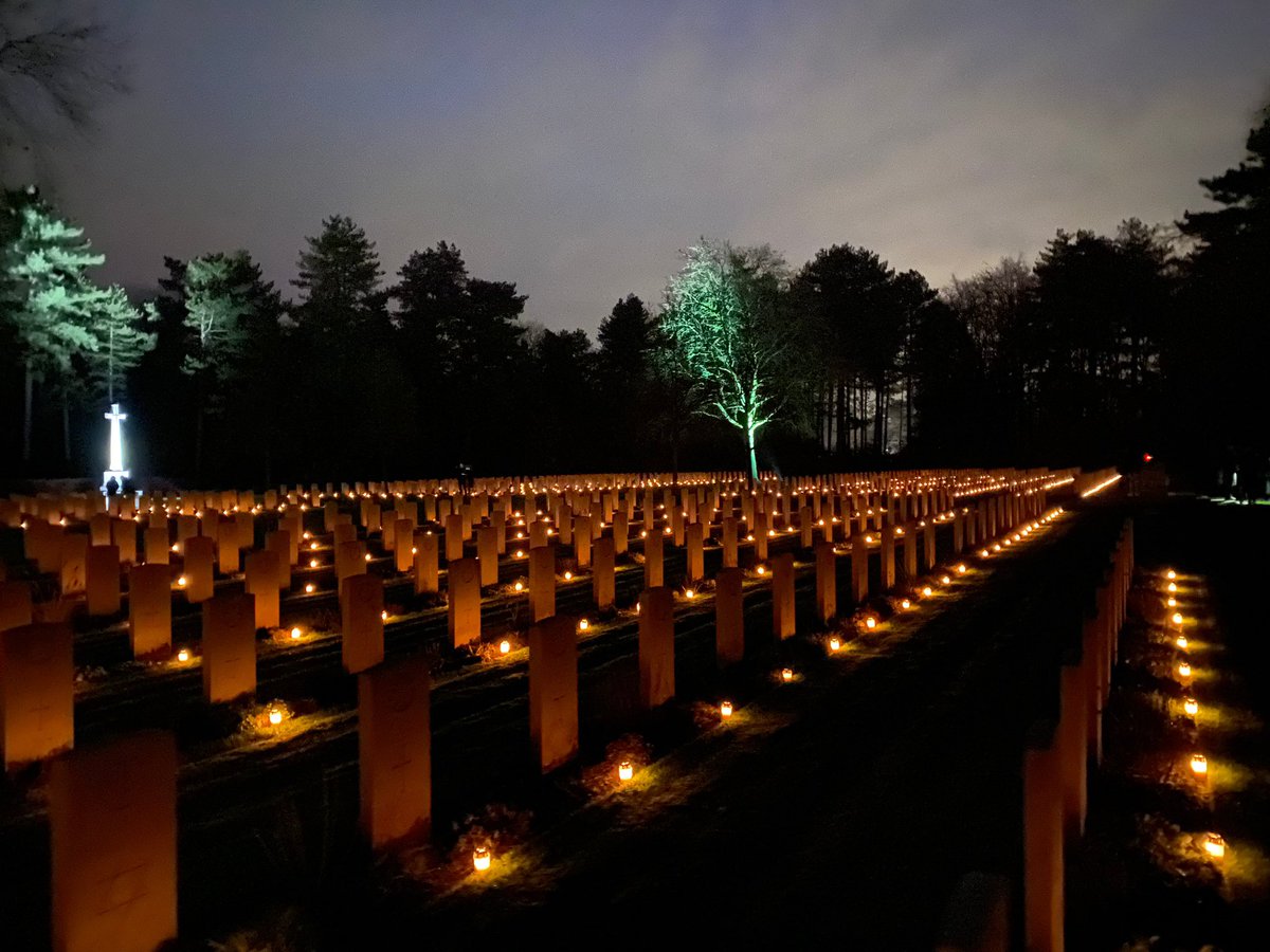 LichtjesBoZ's tweet photo. Today we placed 2424 candles 🕯 at the #CWGC #British🇬🇧 and #Canadian🇨🇦 #WarCemetery for our heroes. We did this with #veterans, children, volunteers and our own board. Our heroes will never be forgotten, we are forever grateful to them #LestWeForget #WW2 https://t.co/yMVHo9iVHU