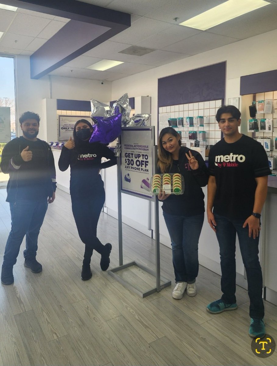 @ Sellular Inc. on Florin, Spreading Christmas Cheer with delicious Holiday Cookies! This team is amazing when it comes to providing the best customer experience! <a href="/JamesLeeWW/">James Lee</a> @pete_villalba <a href="/_nmontalban/">Nicole Montalban</a> <a href="/cemelton23/">Carmen Melton</a> <a href="/Ariel_Aragon1/">Ariel Aragon</a> @miguel_ram77 <a href="/CoachBookt3/">Booker Perry III</a>