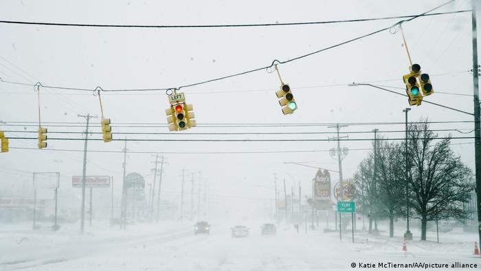 🛑قضمة صقيع مريعة تجتاح الولايات المتحدّة الأمريكية!

بعض الولايات وصلت درجة الحرارة فيها لأقل من 50- درجة مئوية تحت الصفر

هذه البرودة كافية لتجميد حيوان بحجم الفيل خلال دقائق معدودة!