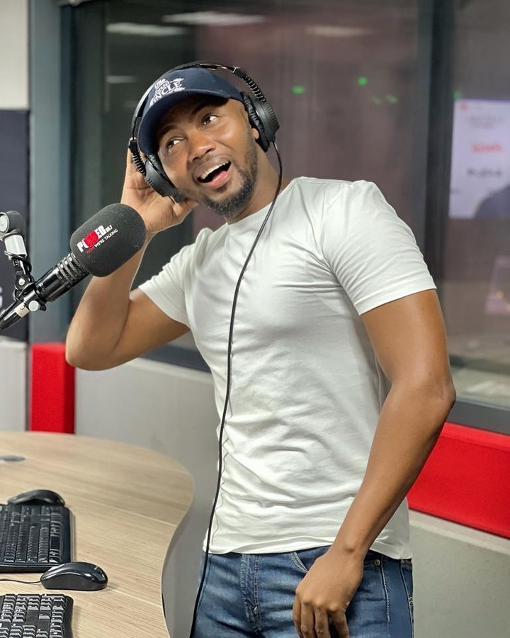 izibusiso365's tweet photo. As the year draws to a close, I want to thank my brother @AB_Broadcaster for constantly giving me an opportunity to share music that I love on #POWERWeekends this year. Every intro, outro and interview on the mixes affirmed that my dream has become a reality. Be blessed bro! https://t.co/uU6xrcUorP