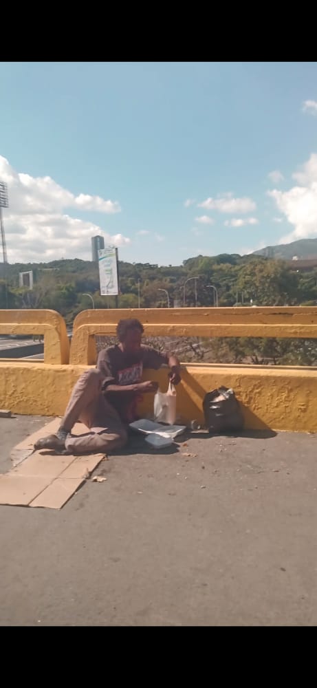 Hoy pase a llevar hallaca, pan y refresco a este Sr, y no lo hago para ganar indulgencias, solo quiero que alguna institución se haga eco de la situación de calle y abandono de este Señor, porfavor a todos mis amigos quienes me siguen y los que no también, ayudemos a este Sr.