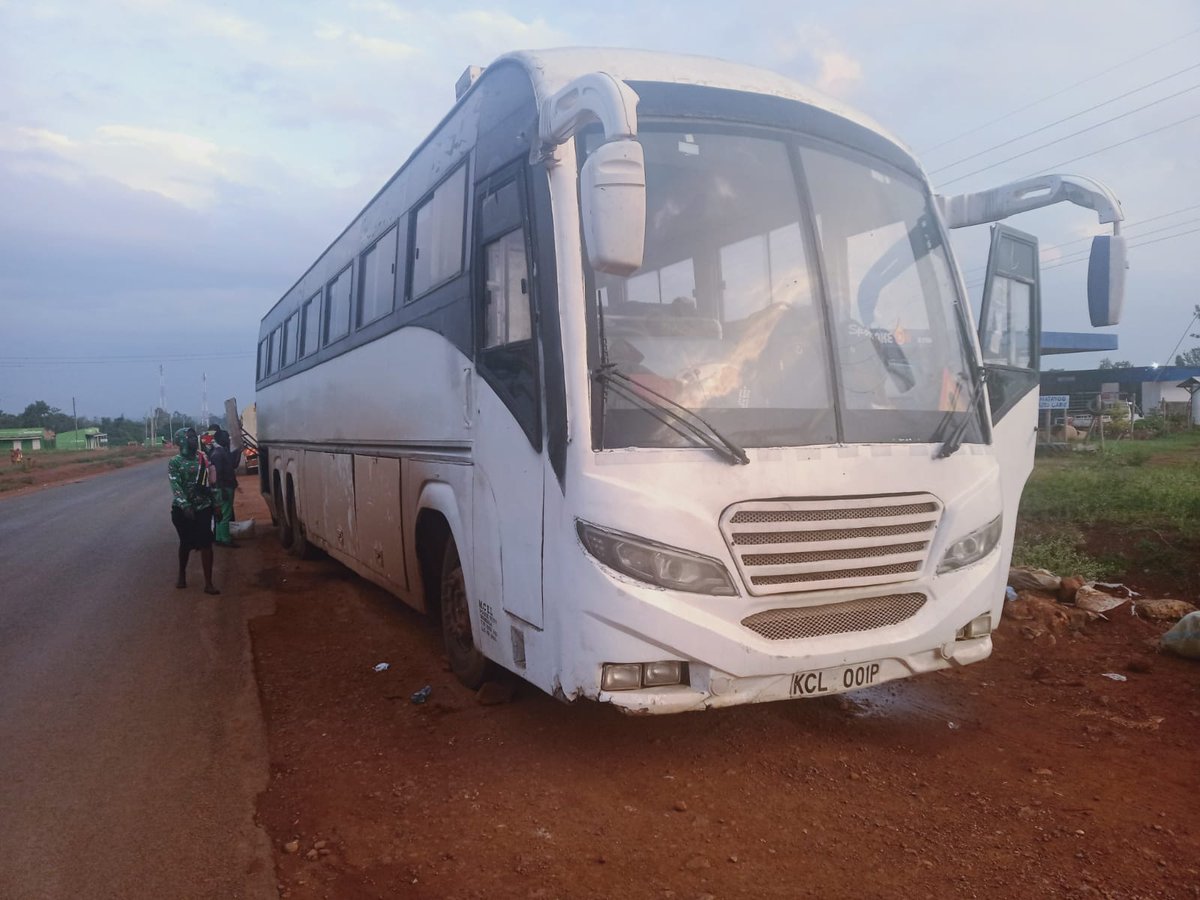 oddy925's tweet photo. @Modern_Coast Really!?joke you left us stranded at busia in the middle of no nowhere with no security.Your so called Manager Ibrahim and Clive spoke to us once then switched off their phones,we had a pregnant lady laying on the road side,kids crying @ntsa_kenya @kipmurkomen #bandmoderncoadtbus https://t.co/8uqbr70ezT