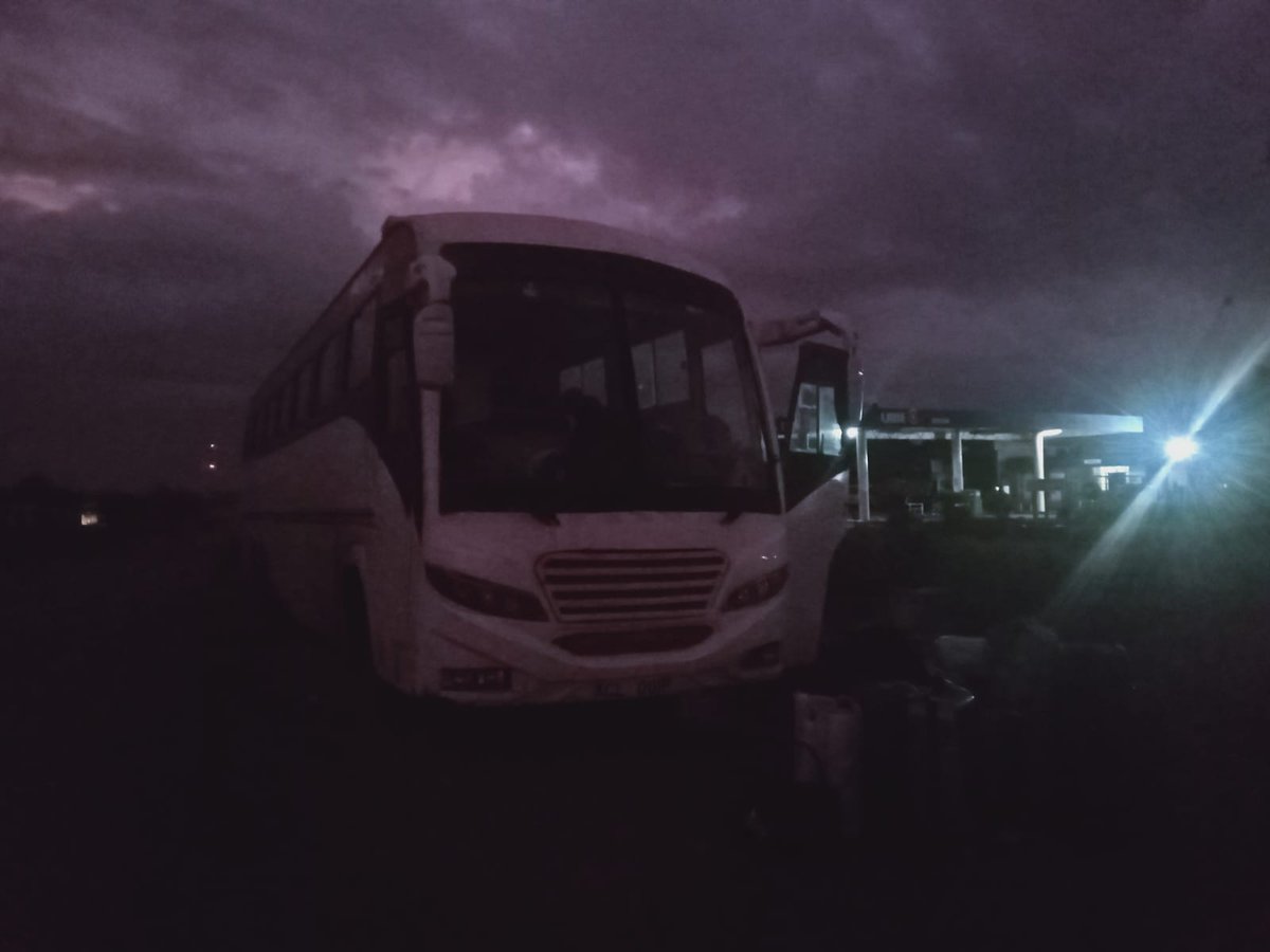 oddy925's tweet photo. @Modern_Coast Really!?joke you left us stranded at busia in the middle of no nowhere with no security.Your so called Manager Ibrahim and Clive spoke to us once then switched off their phones,we had a pregnant lady laying on the road side,kids crying @ntsa_kenya @kipmurkomen #bandmoderncoadtbus https://t.co/8uqbr70ezT