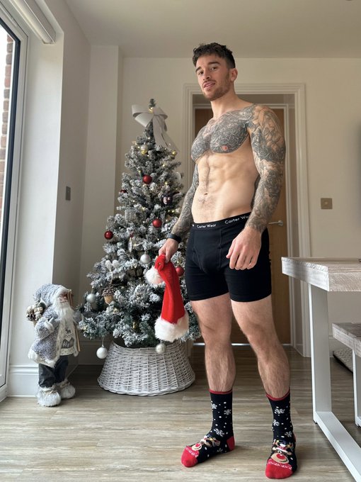 Happy Christmas Eve! Let&rsquo;s celebrate on https://t.co/3x6d7ZQcv6 🎅🏼🎄✨ https://t.co/VzfT6RJKsL