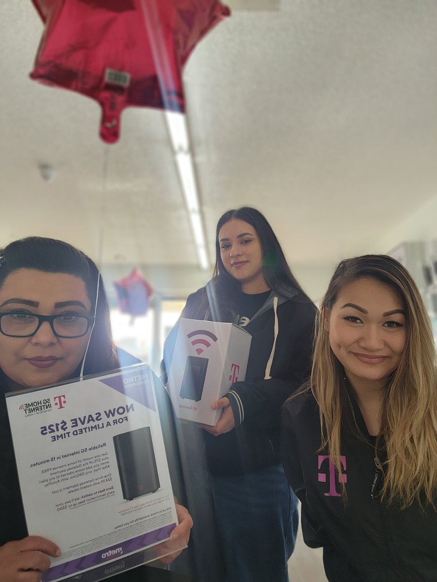 Hanging out at the Wireless Spot! They are ready to dominate today's Sales! <a href="/JamesLeeWW/">James Lee</a> @pete_villalba <a href="/cemelton23/">Carmen Melton</a> <a href="/_nmontalban/">Nicole Montalban</a> <a href="/Ariel_Aragon1/">Ariel Aragon</a> @miguel_ram77 <a href="/CoachBookt3/">Booker Perry III</a>